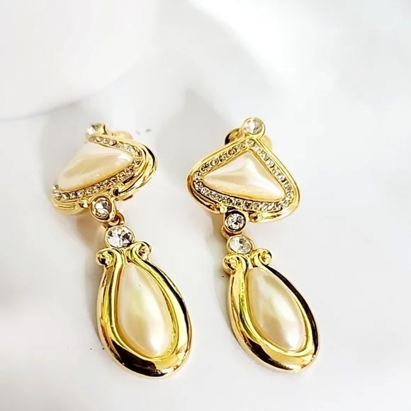 Ivana Trump Pearl earrings. Clip ons - Picture 2 of 5